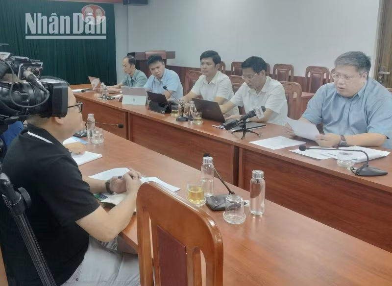 Sở Tài nguyên và Môi trường tỉnh Sơn La cung cấp các thông tin liên quan cho phóng viên Báo Nhân Dân tại cuộc làm việc.