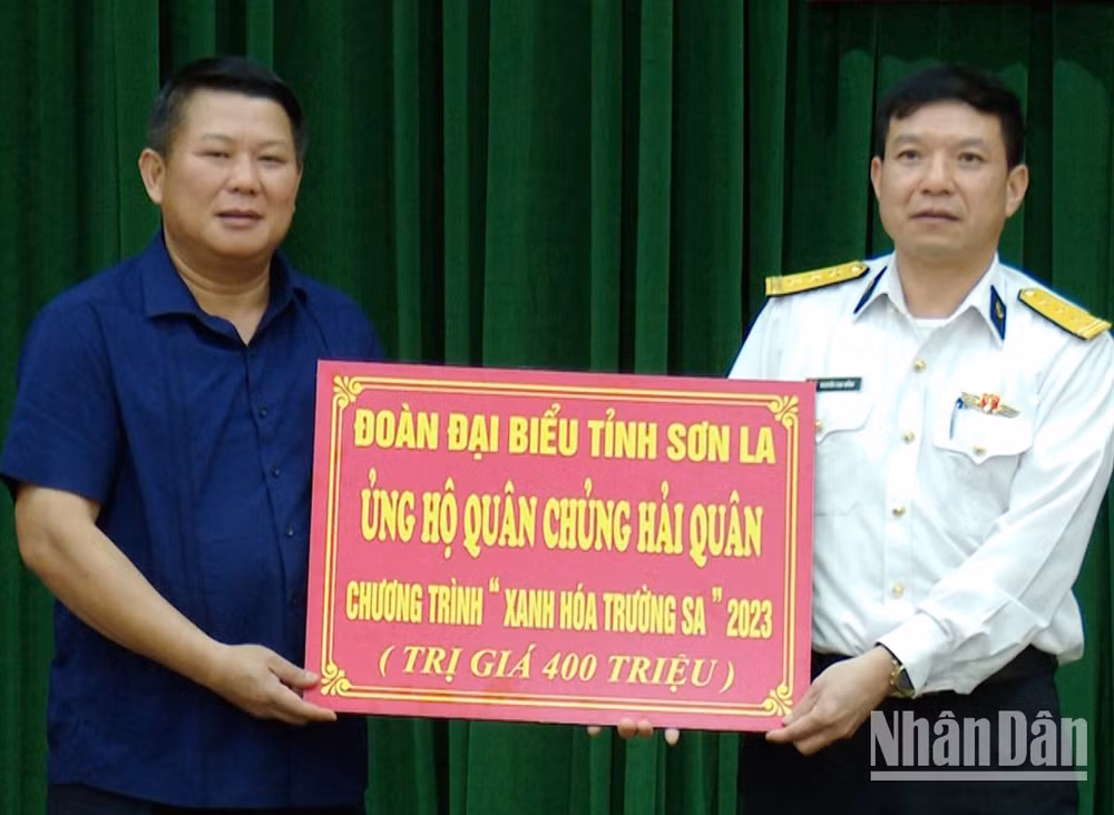 Đồng chí Phó Bí thư Thường trực Tỉnh ủy Sơn La ủng hộ Quân chủng Hải quân kinh phí thực hiện chương trình Xanh hóa Trường Sa.