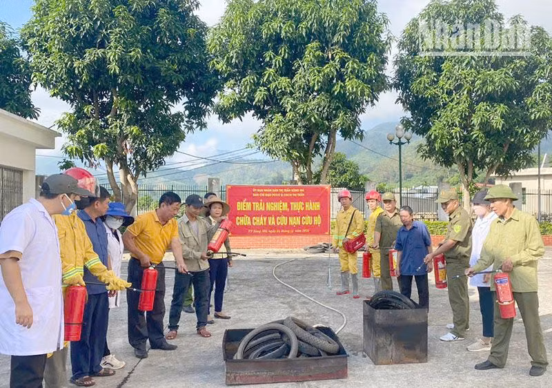 Người dân tại huyện biên giới Sông Mã tham gia trải nghiệm thực hành chữa cháy.