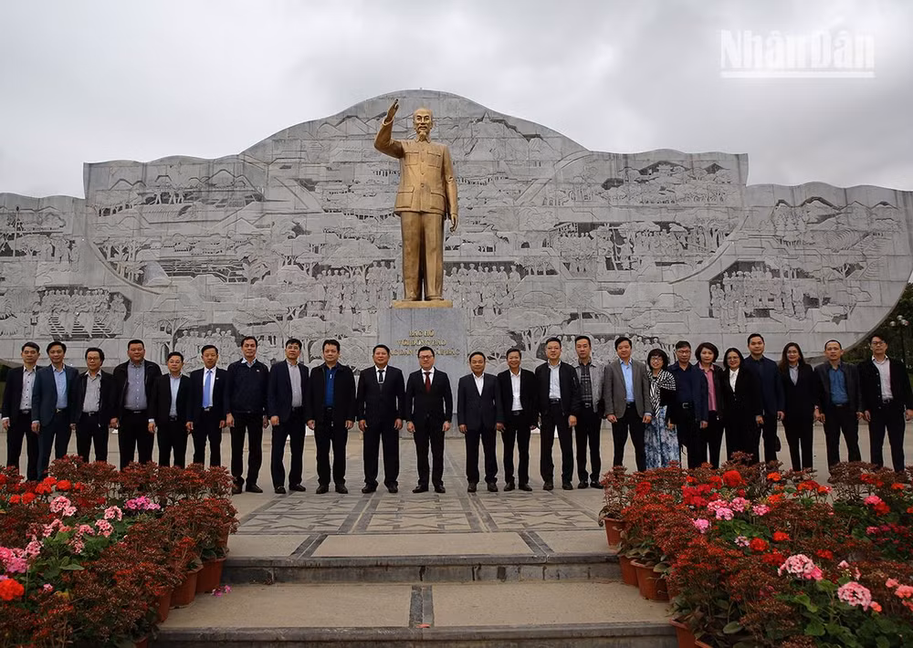 Đoàn công tác Báo Nhân Dân và lãnh đạo tỉnh Sơn La, các cơ quan báo chí chụp ảnh lưu niệm tại Tượng đài Bác Hồ với đồng bào các dân tộc Tây Bắc.