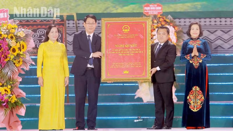 Đồng chí Nguyễn Thị Thanh, Phó Chủ tịch Quốc hội trao Nghị quyết của Ủy ban Thường vụ Quốc hội về thành lập thị xã Mộc Châu cho lãnh đạo thị xã Mộc Châu.