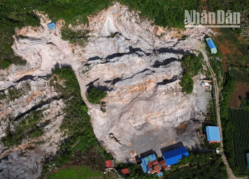 Sau khi Báo Nhân Dân phản ánh, tại khu vực xóm Bó Cang, tiểu khu Bó Bun, thị trấn Nông trường Mộc Châu không thấy máy móc khai thác khoáng sản trái phép như trước đó. (Ảnh chụp chiều 26/6/2023) Sau khi Báo Nhân Dân phản ánh, tại khu vực xóm Bó Cang, tiểu khu Bó Bun, thị trấn Nông trường Mộc Châu không thấy máy móc khai thác khoáng sản trái phép như trước đó. (Ảnh chụp chiều 26/6/2023)