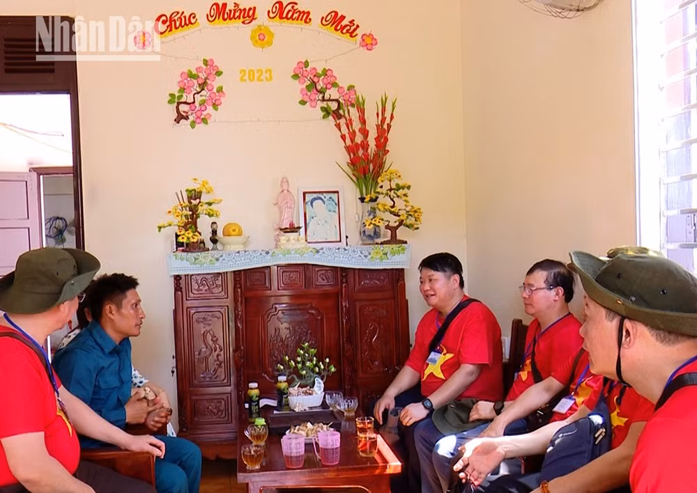 Đoàn công tác tỉnh Sơn La thăm hỏi, động viên hộ gia đình sinh sống trên đảo Song Tử Tây.