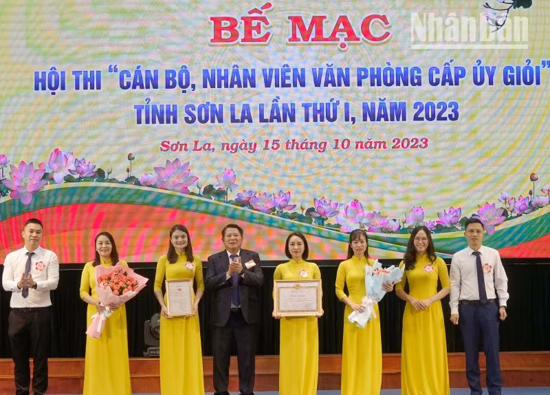 Đồng chí Lò Minh Hùng, Phó Bí thư Thường trực Tỉnh ủy Sơn La tặng Bằng khen cho đội thi Văn phòng thành ủy Sơn La.