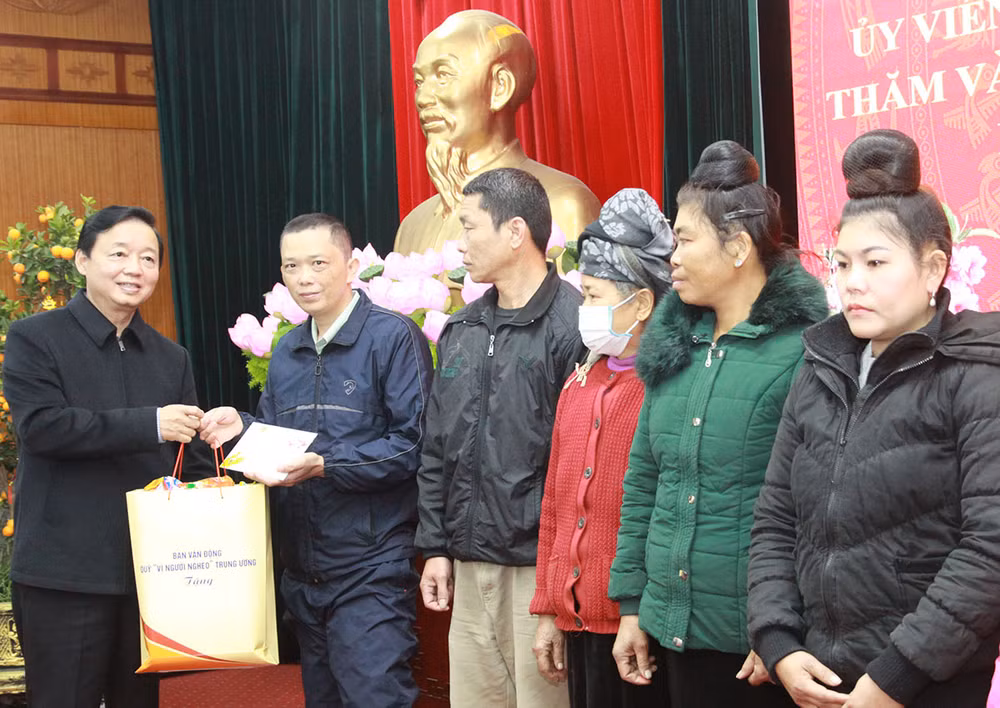 Phó Thủ tướng Chính phủ Trần Hồng Hà tặng quà Tết cho các hộ nghèo Sơn La.