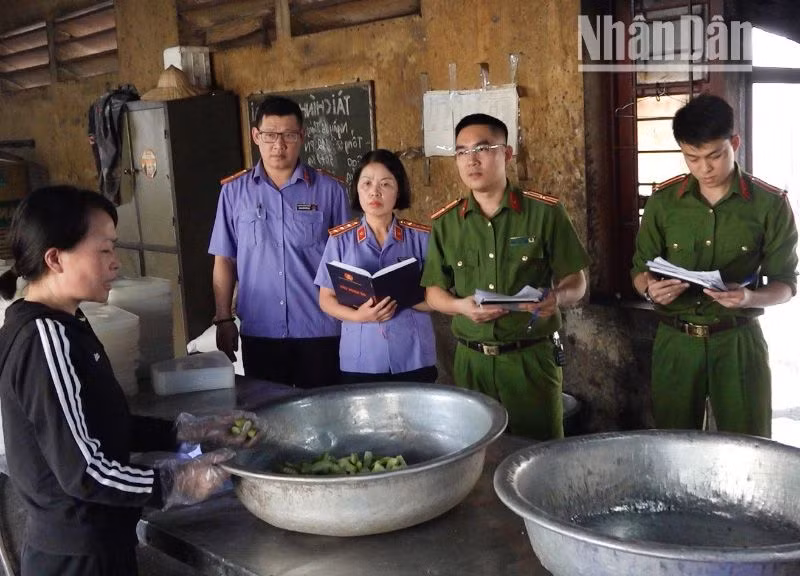 Hình ảnh thực nghiệm để điều tra vụ án. (Ảnh: Cao Thiên)