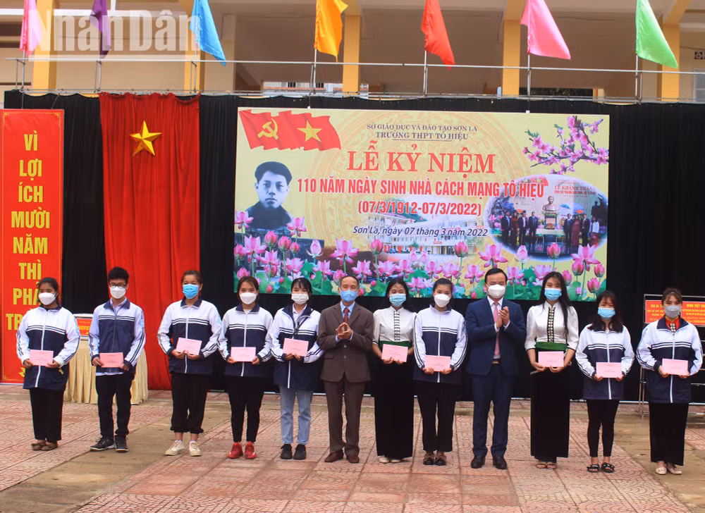 "Quỹ học bổng Tô Hiệu" đã trao học bổng cho hơn 2.000 học sinh, sinh viên hiếu học, vượt khó, học sinh khuyết tật, mồ côi, bị ảnh hưởng chất độc màu da cam. "Quỹ học bổng Tô Hiệu" đã trao học bổng cho hơn 2.000 học sinh, sinh viên hiếu học, vượt khó, học sinh khuyết tật, mồ côi, bị ảnh hưởng chất độc màu da cam.