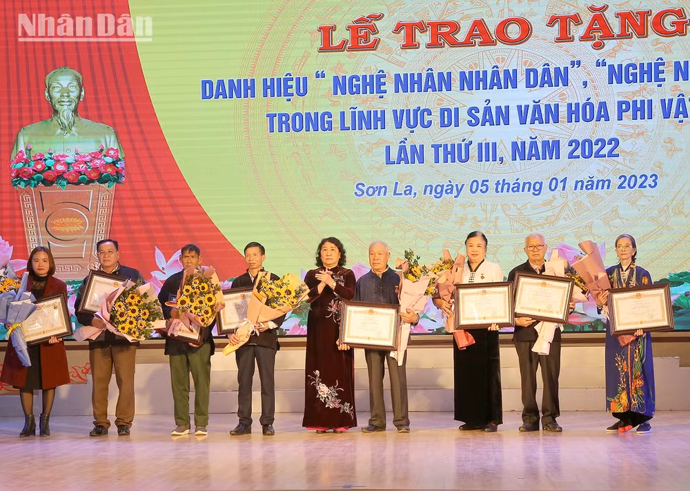 Lãnh đạo Ủy ban nhân dân tỉnh Sơn La chuyển trao danh hiệu vinh dự Nhà nước “Nghệ nhân Ưu tú” cho các cá nhân. Lãnh đạo Ủy ban nhân dân tỉnh Sơn La chuyển trao danh hiệu vinh dự Nhà nước “Nghệ nhân Ưu tú” cho các cá nhân.