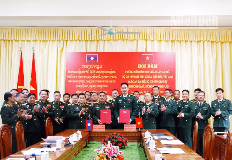 Hai đoàn đại biểu ký Biên bản ghi nhớ. (Ảnh: Vì Hiện) Hai đoàn đại biểu ký Biên bản ghi nhớ. (Ảnh: Vì Hiện)