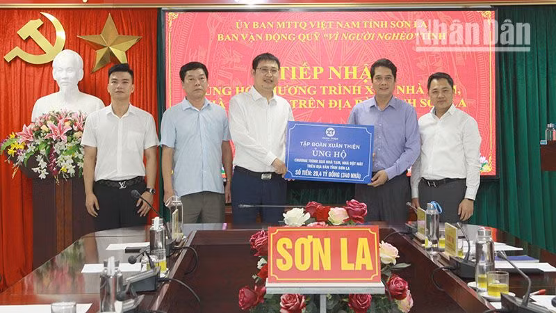 Tập đoàn Xuân Thiện trao biểu trưng 20 tỷ 400 triệu đồng cho tỉnh Sơn La.