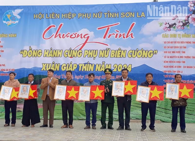Tặng cờ Tổ quốc và ảnh Bác Hồ cho các bản của xã biên giới Chiềng Tương, huyện Yên Châu, Sơn La.