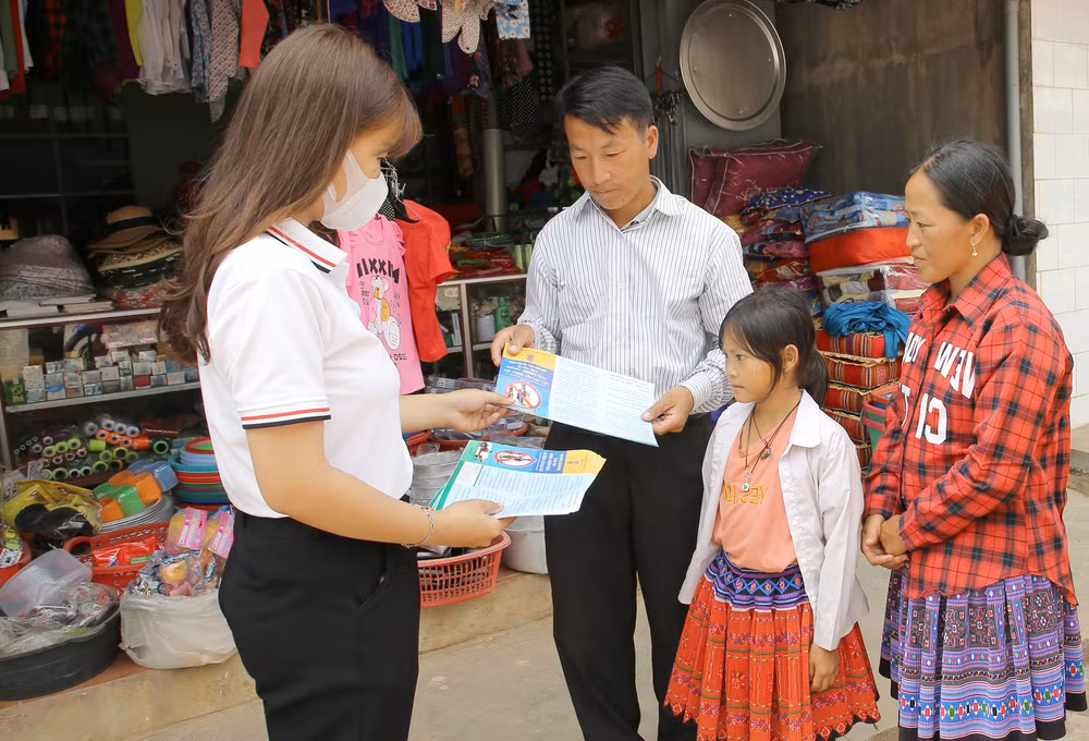 Cán bộ xã Chiềng Sơn, huyện Mộc Châu tuyên truyền phổ biến giáo dục pháp luật cho người dân trên địa bàn. Cán bộ xã Chiềng Sơn, huyện Mộc Châu tuyên truyền phổ biến giáo dục pháp luật cho người dân trên địa bàn.