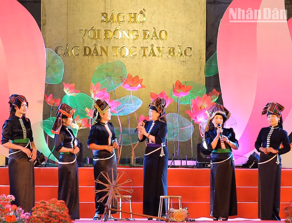 [Ảnh] Sôi động Lễ hội hoa ban thành phố Sơn La ảnh 4