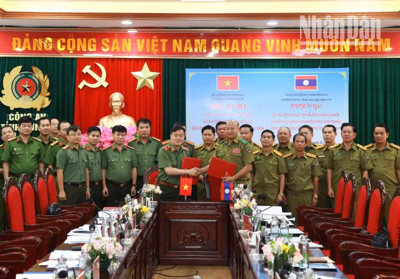 Công an tỉnh Sơn La và Công an tỉnh Louangphabang, nước bạn Lào ký kết biên bản ghi nhớ hợp tác bảo đảm an ninh trật tự năm 2024. (Ảnh: Cao Thiên)