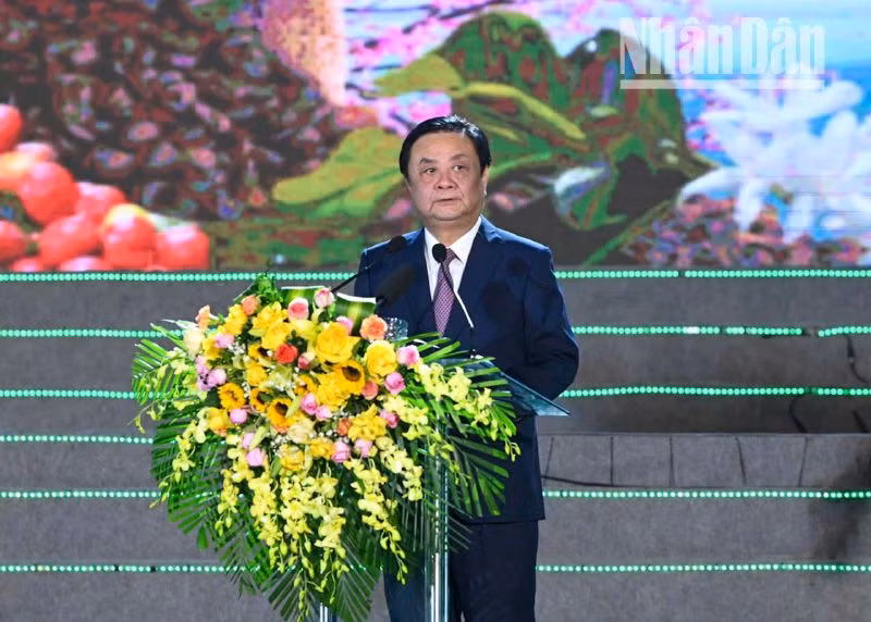 Bộ trưởng Nông nghiệp và Phát triển nông thôn Lê Minh Hoan phát biểu tại lễ hội. (Ảnh Duy Linh) Bộ trưởng Nông nghiệp và Phát triển nông thôn Lê Minh Hoan phát biểu tại lễ hội. (Ảnh Duy Linh)