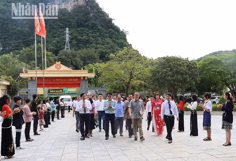 Đoàn Sở Giáo dục và Thể thao các tỉnh nước Cộng hòa Dân chủ nhân dân Lào thăm Trường phổ thông dân tộc nội trú tỉnh Sơn La.