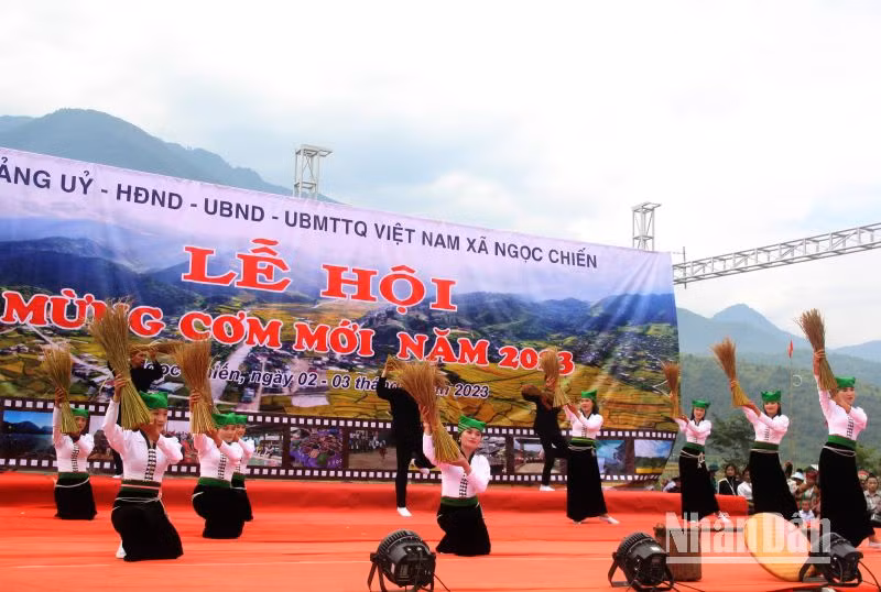 Lễ hội mừng cơm mới được xã Ngọc Chiến tổ chức vào dịp mùa lúa chín cuối tháng 8 và đầu tháng 9 hằng năm.