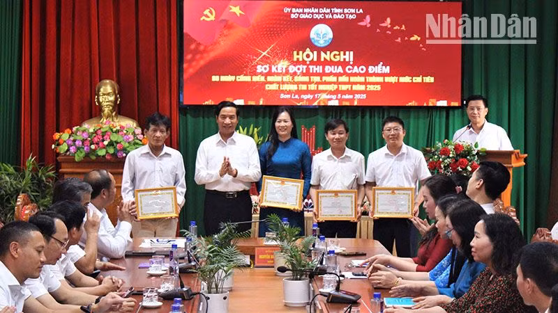 Phó Giáo sư, Tiến sĩ Nguyễn Huy Hoàng, Giám đốc Sở Giáo dục và Đào tạo tỉnh Sơn La tặng Giấy khen cho các tập thể, cá nhân tiểu biểu trong đợt thi đua cao điểm.