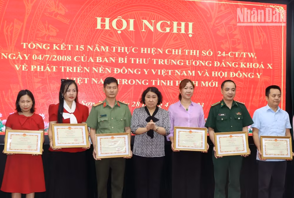 Lãnh đạo Ủy ban nhân dân tỉnh Sơn La trao Bằng khen cho các tập thể có thành tích xuất sắc trong thực hiện Chỉ thị số 24-CT/TW.