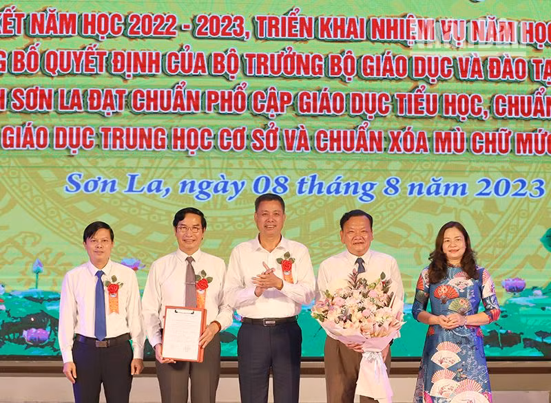 Lãnh đạo Ủy ban nhân dân tỉnh Sơn La chuyển trao Quyết định của Bộ Giáo dục và Đào tạo, công nhận tỉnh Sơn La đạt chuẩn phổ cập giáo dục tiểu học, trung học cơ sở, chuẩn xóa mù chữ mức độ 2.