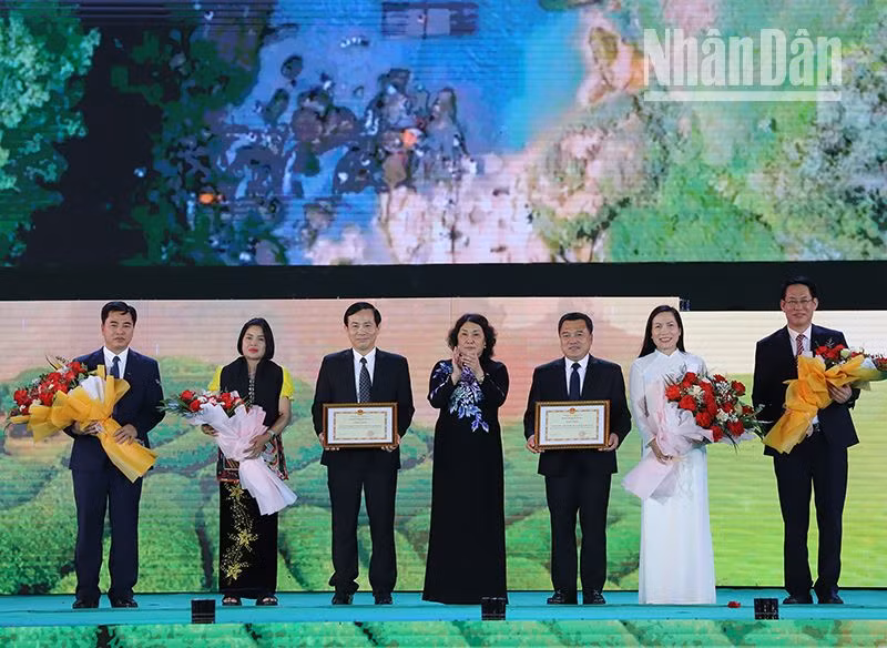 Lãnh đạo Ủy ban nhân dân tỉnh Sơn La trao Bằng khen cho tập thể thường trực Huyện ủy Mộc Châu và Vân Hồ.