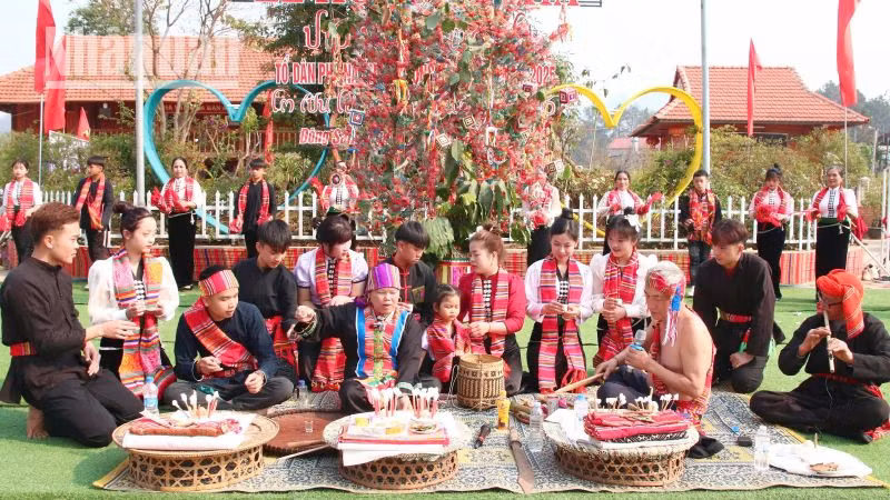 Phần lễ của Lễ hội Hết Chá với các nghi thức mang đậm màu sắc tín ngưỡng của người Thái trắng.