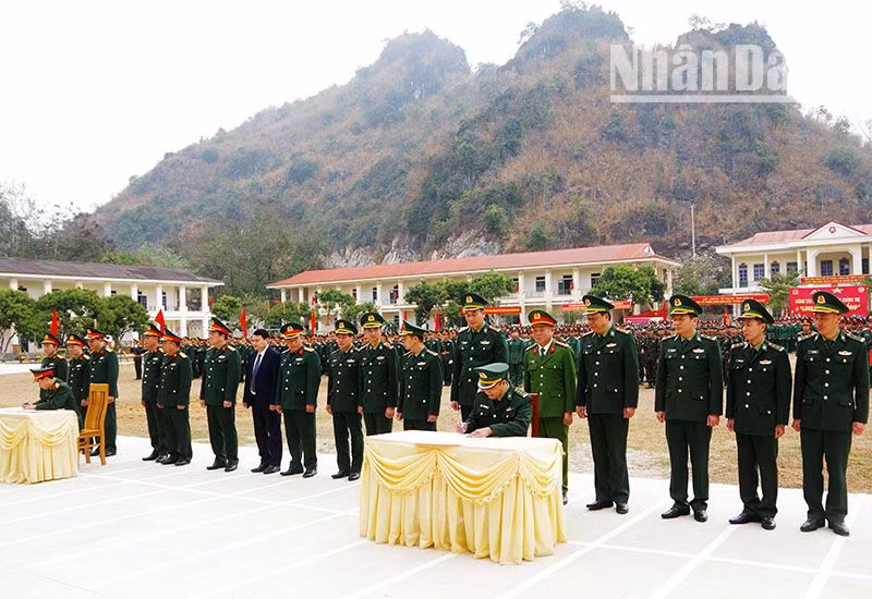 Các đơn vị ký kết giao ước thi đua tại lễ ra quân huấn luyện 2025.