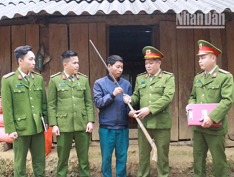 Công an xã Mường Thải, huyện Phù Yên vận động người dân giao nộp vũ khí tự chế.