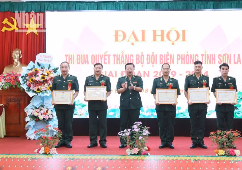 Lãnh đạo Bộ Tư lệnh Bộ đội Biên phòng tặng Bằng khen cho các tập thể, cá nhân.