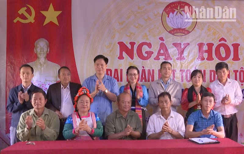 Đại diện các bản thuộc các xã vùng cao tham gia ký cam kết thực hiện xây dựng đời sống văn hóa ở cơ sở. Đại diện các bản thuộc các xã vùng cao tham gia ký cam kết thực hiện xây dựng đời sống văn hóa ở cơ sở.