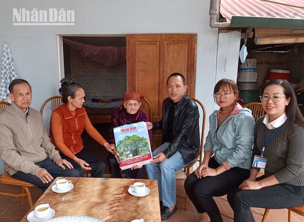Chuyển trao quà Tết của Báo Nhân Dân cho Bà mẹ Việt Nam Anh hùng Đoàn Thị Diệp.