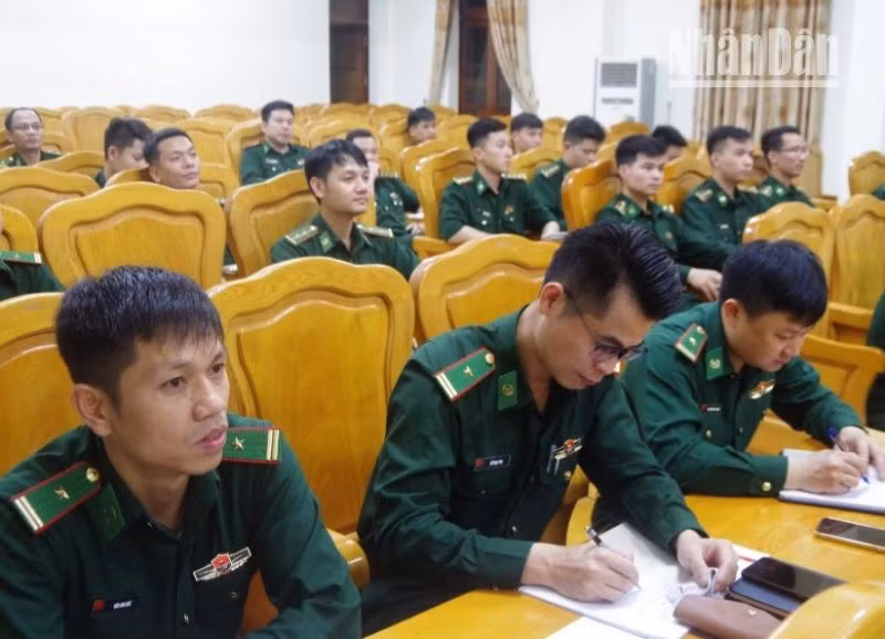 Học viên tham gia lớp học tiếng Lào là các sĩ quan, quân nhân chuyên nghiệp thuộc các đơn vị của Bộ đội Biên phòng tỉnh Sơn La. Học viên tham gia lớp học tiếng Lào là các sĩ quan, quân nhân chuyên nghiệp thuộc các đơn vị của Bộ đội Biên phòng tỉnh Sơn La.