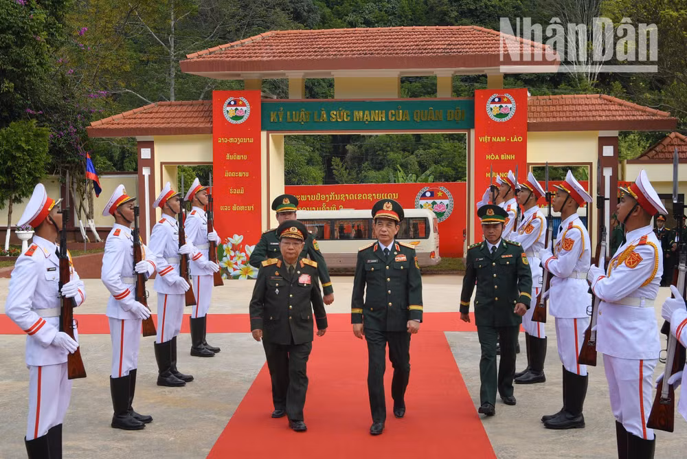 Đại tướng Phan Văn Giang và Đại tướng Chansamone Chanyalath thăm Đồn Biên phòng cửa khẩu Lóng Sập, huyện Mộc Châu, tỉnh Sơn La.