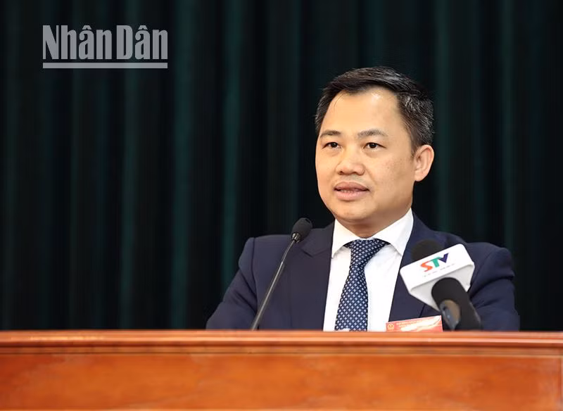 Đồng chí Nguyễn Đình Việt, Phó Bí thư Tỉnh ủy, Chủ tịch Ủy ban nhân dân tỉnh Sơn La phát biểu tại kỳ họp chuyên đề lần thứ 25 Hội đồng nhân dân tỉnh Sơn La khóa XV, nhiệm kỳ 2021-2026.