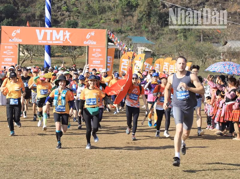 Giải chạy Marathon đường mòn Việt Nam năm 2024 đã thu hút vận động viên đến từ 40 quốc gia và vùng lãnh thổ. Giải chạy Marathon đường mòn Việt Nam năm 2024 đã thu hút vận động viên đến từ 40 quốc gia và vùng lãnh thổ.