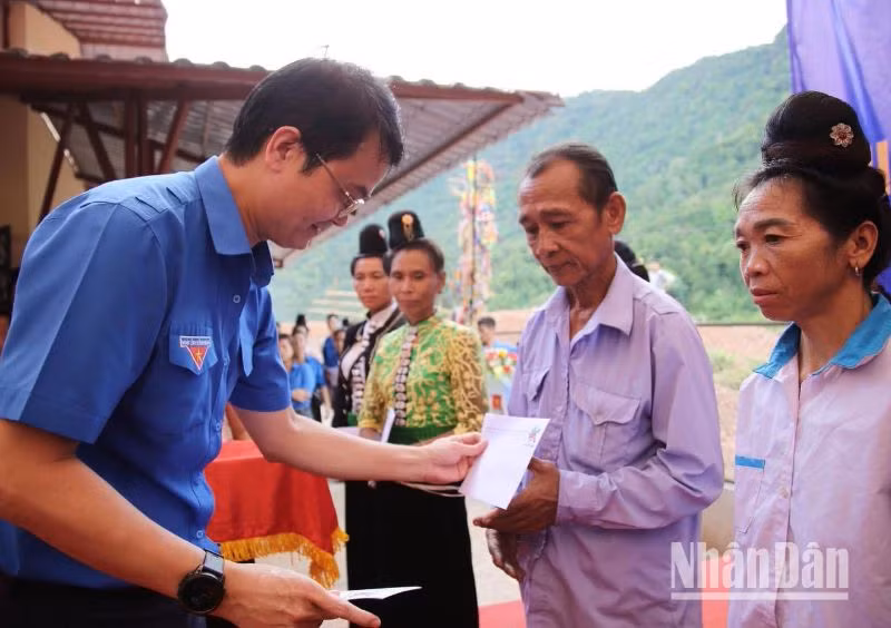 Trung ương Đoàn Thanh niên Cộng sản Hồ Chí Minh tặng quà cho các hộ khó khăn là đồng bào dân tộc La Ha tại Sơn La. (Ảnh: Quốc Tuấn) Trung ương Đoàn Thanh niên Cộng sản Hồ Chí Minh tặng quà cho các hộ khó khăn là đồng bào dân tộc La Ha tại Sơn La. (Ảnh: Quốc Tuấn)