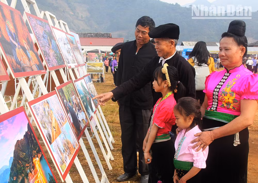 Người dân tham quan triển lãm tranh nghệ thuật tại ngày hội hoa sơn tra năm 2023. Người dân tham quan triển lãm tranh nghệ thuật tại ngày hội hoa sơn tra năm 2023.