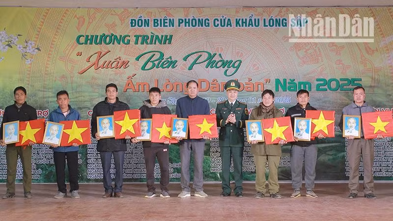 Tặng cờ Tổ quốc và ảnh Bác Hồ cho các bản của xã biên giới Lóng Sập, Chiềng Khừa, thị xã Mộc Châu.