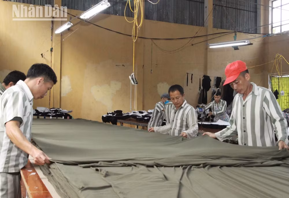 Các phạm nhân tại Trại giam Yên Hạ còn được tham gia học nghề may. Các phạm nhân tại Trại giam Yên Hạ còn được tham gia học nghề may.