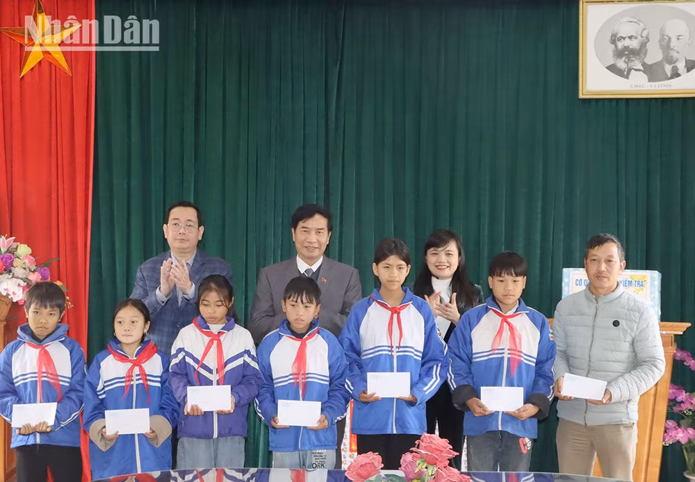 Tặng quà cho học sinh có hoàn cảnh khó khăn tại Trường trung học cơ sở xã Lóng Phiêng, huyện Yên Châu. Tặng quà cho học sinh có hoàn cảnh khó khăn tại Trường trung học cơ sở xã Lóng Phiêng, huyện Yên Châu.