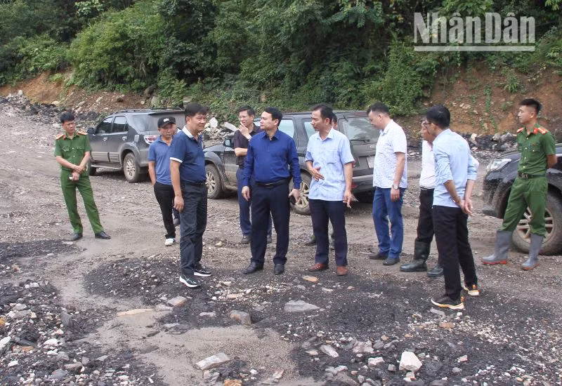 Đoàn công tác của Ủy ban nhân dân tỉnh Sơn La kiểm tra thực địa tại khu vực khai thác than của Công ty KS tại mỏ than Suối Bàng.