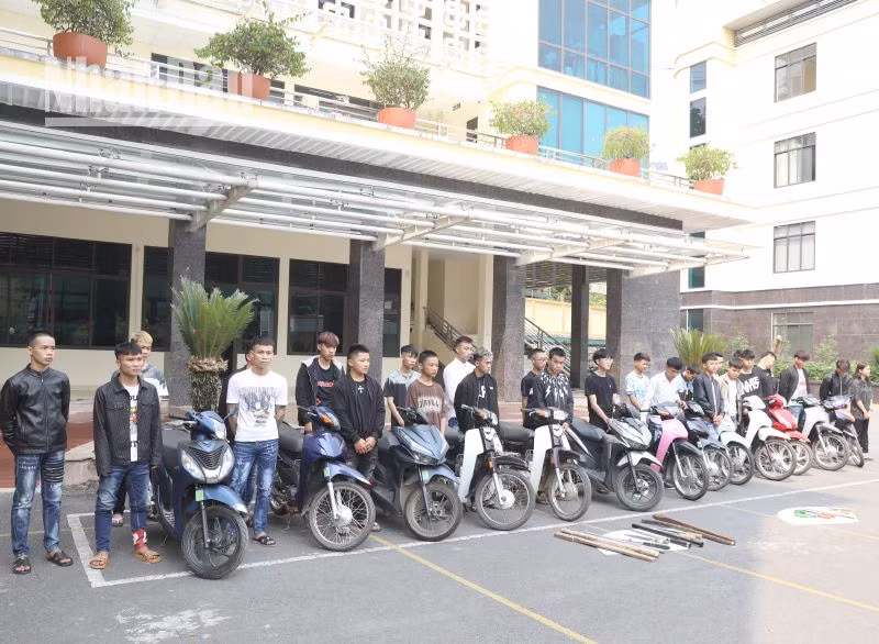 Cơ quan cảnh sát điều tra, Công an thành phố Sơn La đã thi hành các quyết định khởi tố 3 vụ án, khởi tố 38 bị can và lệnh bắt tạm giam các đối tượng về hành vi “Gây rối trật tự công cộng” và “Cố ý gây thương tích”.