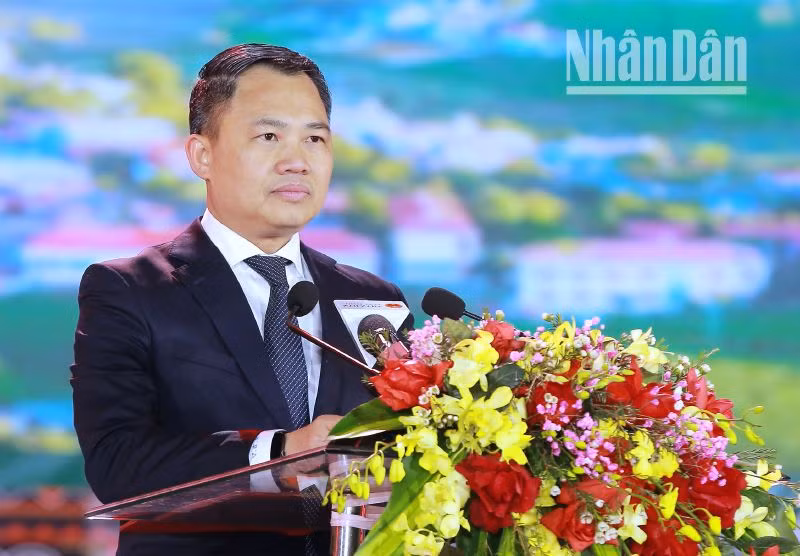 Đồng chí Nguyễn Đình Việt, Phó Bí thư Tỉnh ủy, Chủ tịch Ủy ban nhân dân tỉnh Sơn La phát biểu tại lễ công bố Nghị quyết của Ủy ban Thường vụ Quốc hội về thành lập thị xã Mộc Châu.