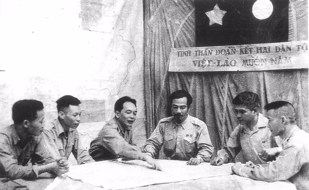 Đại biểu Việt-Lào bàn kế hoạch mở chiến dịch Thượng Lào, năm 1953 (từ trái sang gồm các đồng chí: Trần Đăng Ninh, Nguyễn Khang, Võ Nguyên Giáp, Hoàng thân Souphanouvong và Hoàng Văn Thái). (Ảnh tư liệu) Đại biểu Việt-Lào bàn kế hoạch mở chiến dịch Thượng Lào, năm 1953 (từ trái sang gồm các đồng chí: Trần Đăng Ninh, Nguyễn Khang, Võ Nguyên Giáp, Hoàng thân Souphanouvong và Hoàng Văn Thái). (Ảnh tư liệu)