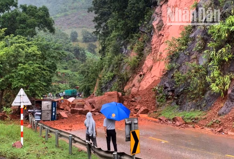 Khu vực bị sạt lở khiến 2 xe ô-tô bị hư hỏng thuộc địa phận xã Chiềng Hắc, huyện Mộc Châu. (Ảnh: NHẬT MINH)