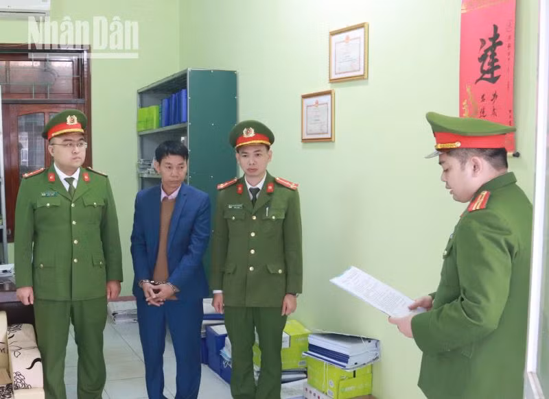 Thi hành lệnh bắt bị can Ngô Văn Hoàng, nguyên Phó Trưởng phòng Kinh tế-Hạ tầng huyện Bắc Yên.