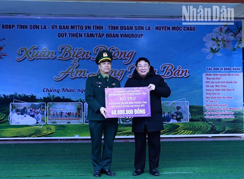 Ban vận động Quỹ vì người nghèo, Ủy ban Mặt trận Tổ quốc tỉnh Sơn La hỗ trợ 40 triệu đồng xây dựng nhà đại đoàn kết. Ban vận động Quỹ vì người nghèo, Ủy ban Mặt trận Tổ quốc tỉnh Sơn La hỗ trợ 40 triệu đồng xây dựng nhà đại đoàn kết.
