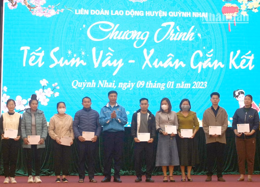 Liên đoàn Lao động huyện Quỳnh Nhai trao quà Tết cho đoàn viên có hoàn cảnh khó khăn. Liên đoàn Lao động huyện Quỳnh Nhai trao quà Tết cho đoàn viên có hoàn cảnh khó khăn.