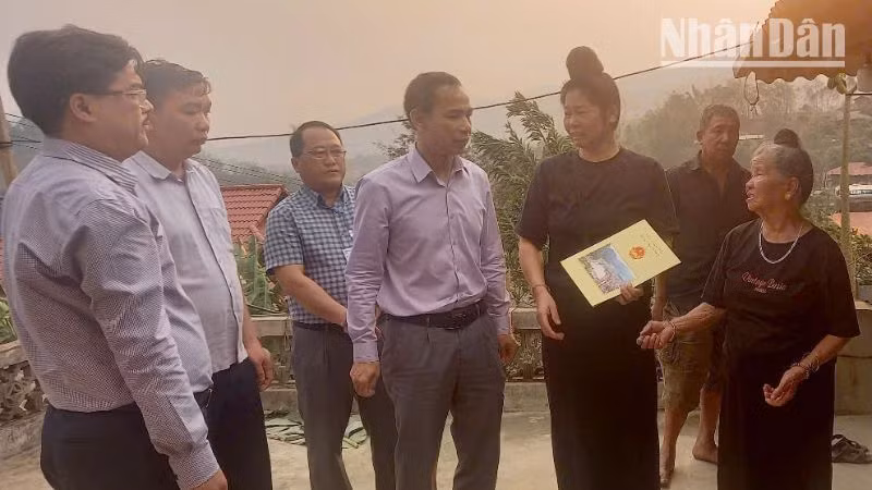Đồng chí Huỳnh Minh Tuấn, Chủ tịch Ủy ban nhân dân huyện Thuận Châu cùng đoàn công tác thăm hỏi, động viên gia đình có người bị thương tại xã Mường É. (Ảnh: THANH HƯỜNG)