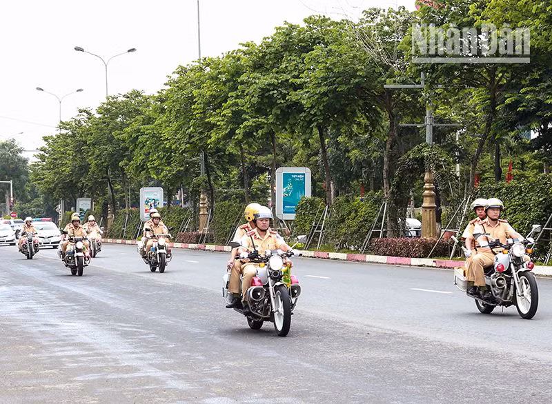 Công an tỉnh Sơn La tổ chức tuần hành, tuyên truyền Luật giao thông đường bộ sau lễ ra quân. Công an tỉnh Sơn La tổ chức tuần hành, tuyên truyền Luật giao thông đường bộ sau lễ ra quân.